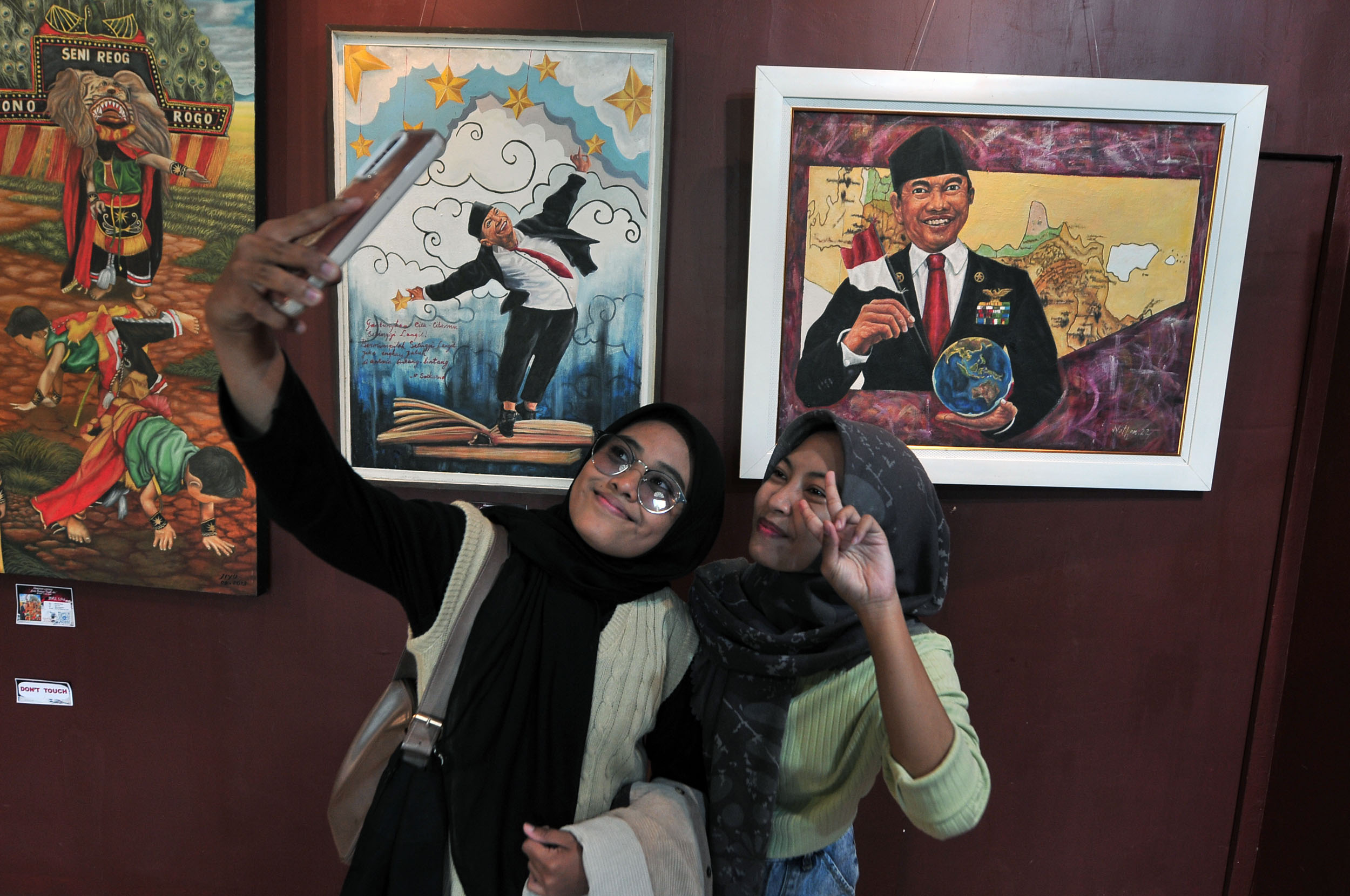 PRESIDEN PERTAMA: Berbagai ekspresi sosok Bung Karno karya Yonatan yang dipamerkan di Galeri Merah Putih Kompleks Balai Pemuda Surabaya, Rabu (3/7).