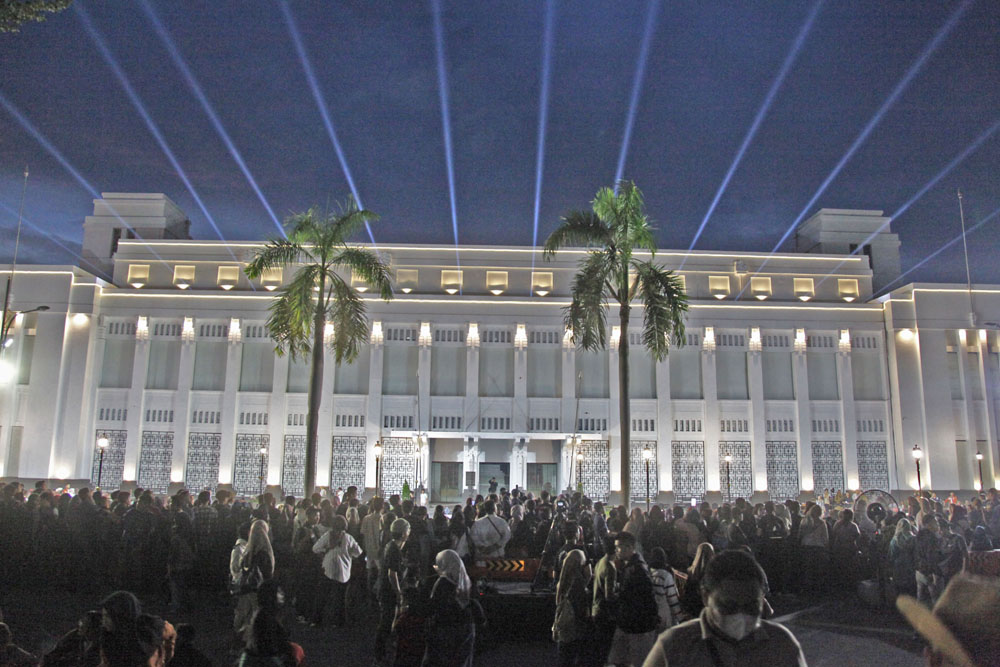 Video mapping dan kembang api yang ditampilkan dalam Grand Launching Wisata Kota Lama Surabaya, Rabu malam (3/7).