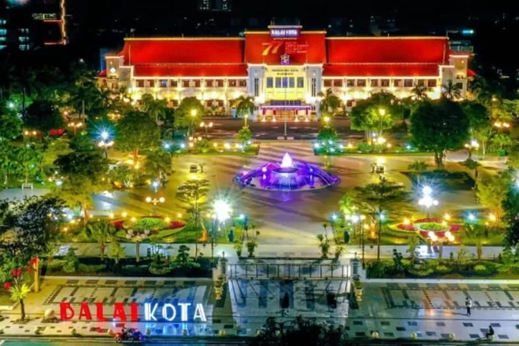 Taman Surya sangat indah dengan gemerlap lampu di waktu malam.