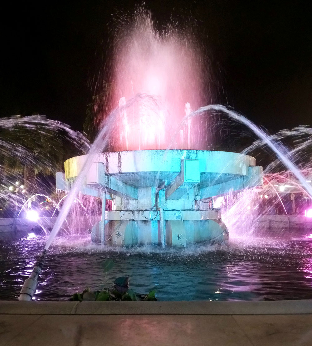 Pemadangan air mancur warna warni di tengah Taman Surya.