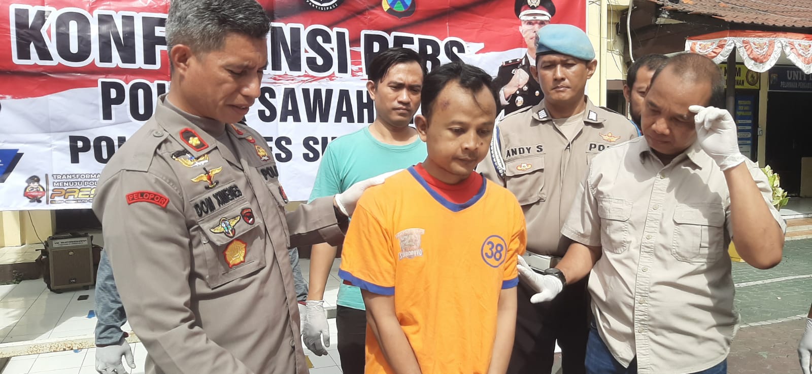 Fahrihul Aziz diamankan Polsek Sawahan Surabaya gara-gara menusuk korban yang dijambretnya. (MAHRUS/RADAR SURABAYA)