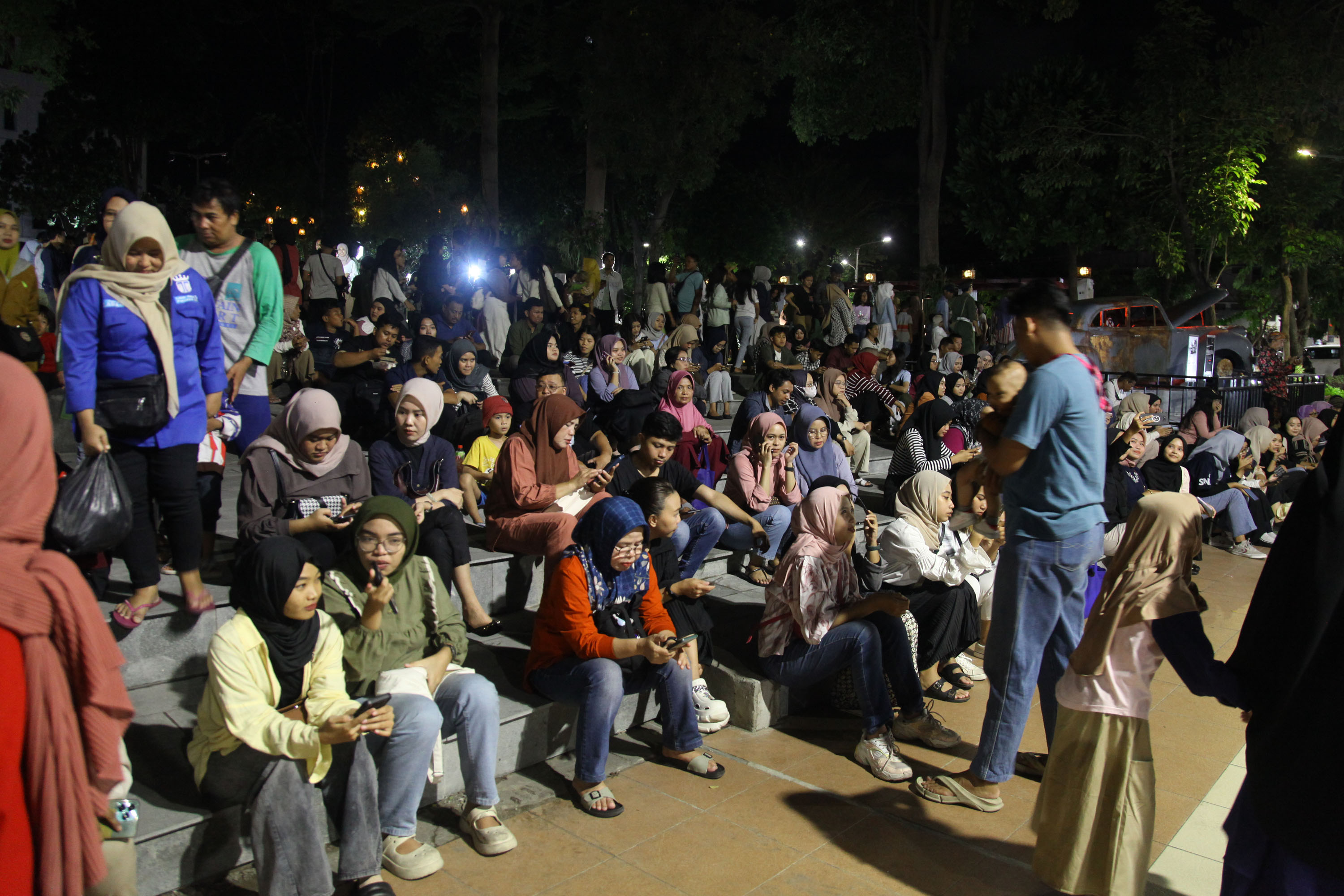 Ribuan warga menyaksikan grand launching Kota Lama Surabaya pada Rabu (3/7/2024) malam. (SURYANTO/RADAR SURABAYA)