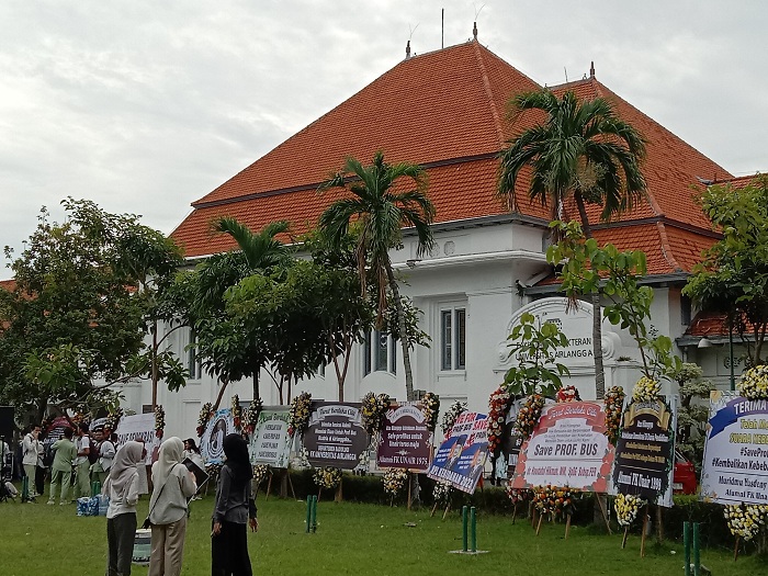 DUKUNGAN: Puluhan karangan bunga sebagai bentuk dukungan kepada Dekan FK Unair Prof Budi Santoso akibat menentang kebijakan dokter asing yang akan didatangkan oleh Kemenkes. (RAHMAT/RADAR SURABAYA)