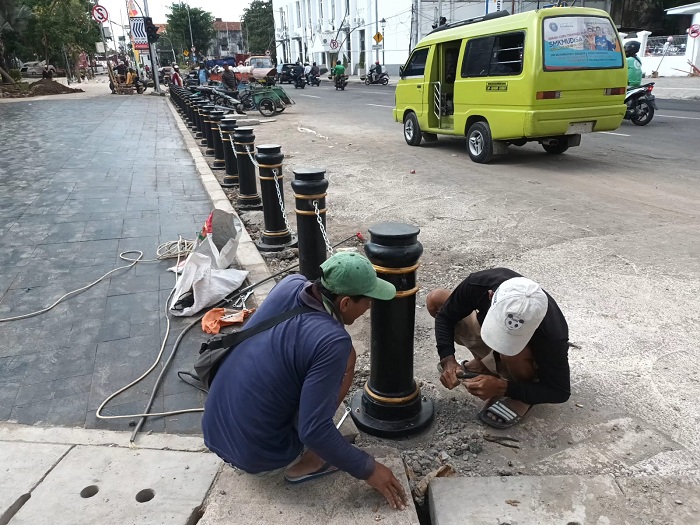 DIPAKU: Pagar besi yang terletak di area Taman Sejarah Zona Eropa kawasan Kota Lama Surabaya rawan dicuri oleh oknum yang tidak bertanggung jawab. (NOFILAWATI ANISA/RADAR SURABAYA)