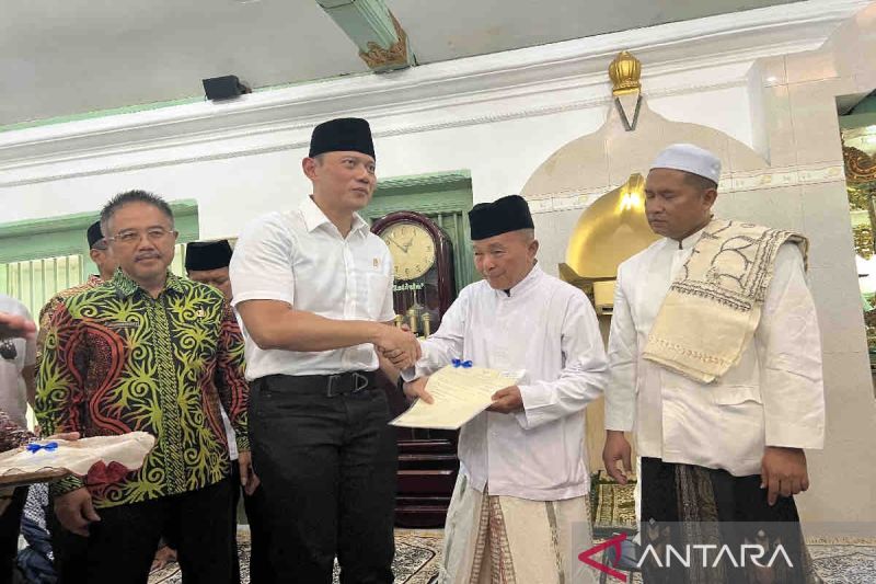Menteri Agraria dan Tata Ruang/Kepala BPN Agus Harimurto Yudhoyono (AHY) menyerahkan sertifikat wakaf yayasan makam dan masjid peninggalan Sunan Giri di Gresik, Jumat (5/7).