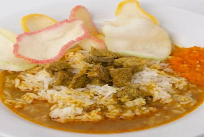 Sajian Gultik yang gurih dan manis dengan kerupuk yang menggugah selera.
