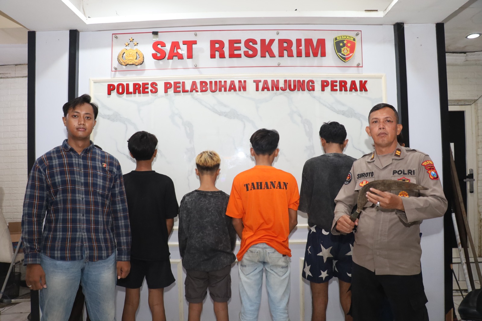 Enam remaja yang mengaku dari geng TES diamankan anggota gabungan. Polisi mengamankan mereka saat hendak tawuran. Satu remaja bawa celurit ditetapkan tersangka. (IST)