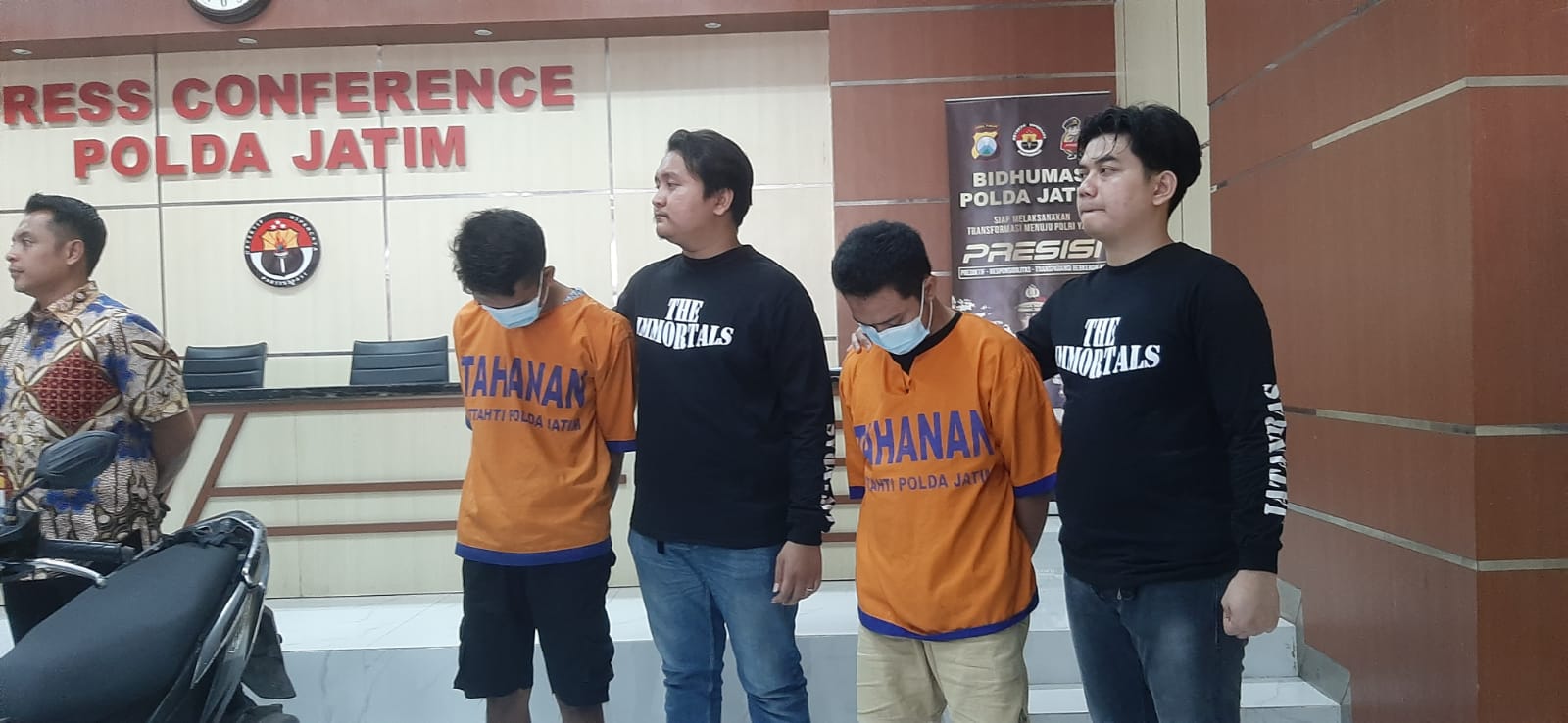 Dua residivis diamankan gara-gara menyebabkan mahasiswi UINSA Surabaya meninggal dunia. (MAHRUS/RADAR SURABAYA)