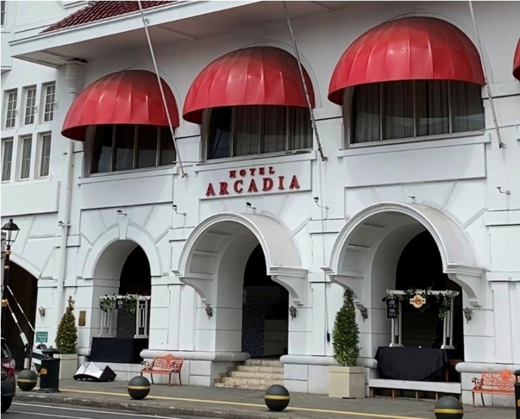Hotel Arcadia dengan fasad yang khas yang menonjolkan arsitektur kolonial.