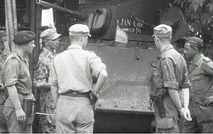 Tank jenis Stuart M5A1 andalan Belanda dengan tulisan Jan Cox di tubuhnya.