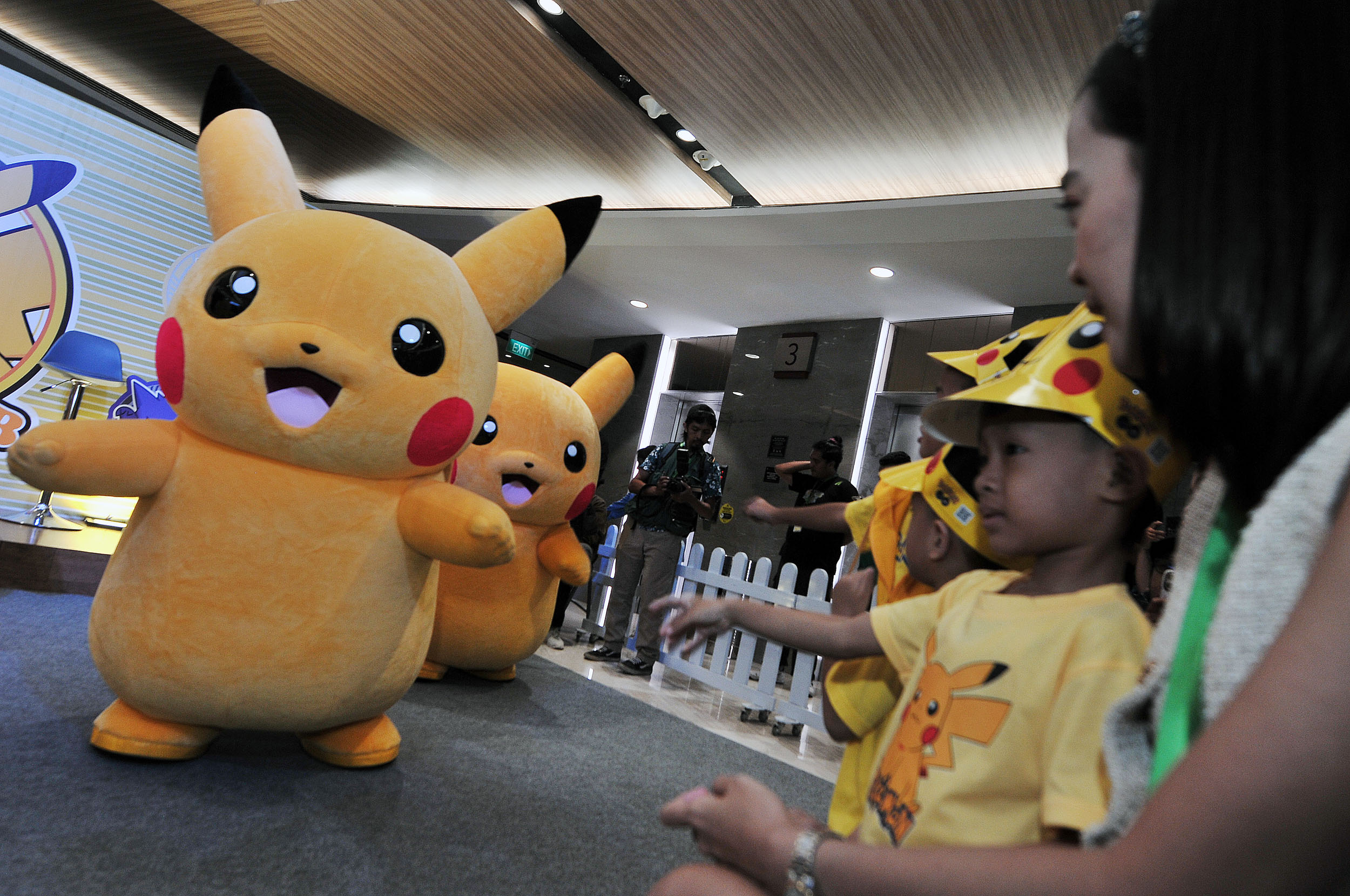 KELILING: Boneka Pikachu dalam serial kartun Pokemon, berkeliling Tunjungan Plaza (TP) 5 Surabaya, Jumat (5/7).  (ANDY SATRIA/RADAR SURABAYA)