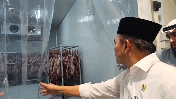 SIAP: Menko PMK Muhadjir Effendy mengecek contoh daging dam jemaah haji Indonesia. Daging dam akan dikemas dengan teknologi retorch dan akan dikirim ke tanah air. (MCH)