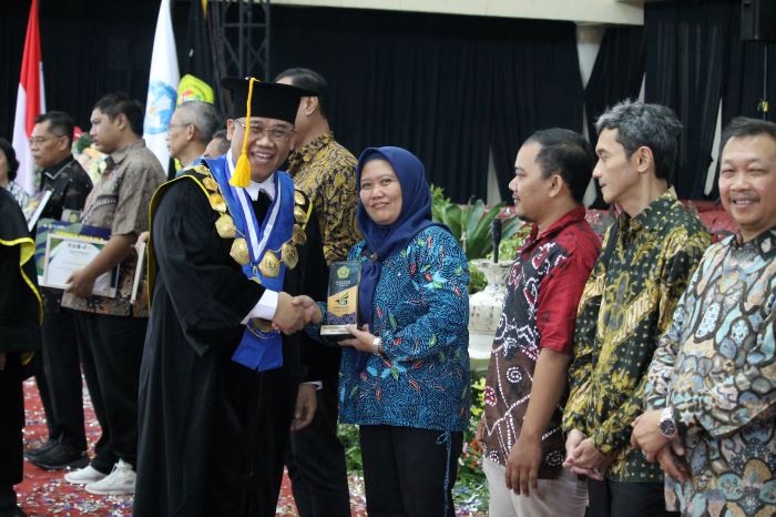 KERJA SAMA: Rektor UPN Veteran Jawa Timur menyerahkan piagam penghargaan kepada Pimred Radar Surabaya saat Dies Natalies ke-65, di Gedung Giri Loka, Surabaya, Jumat (5/7). (SURYANTO/RADAR SURABAYA)