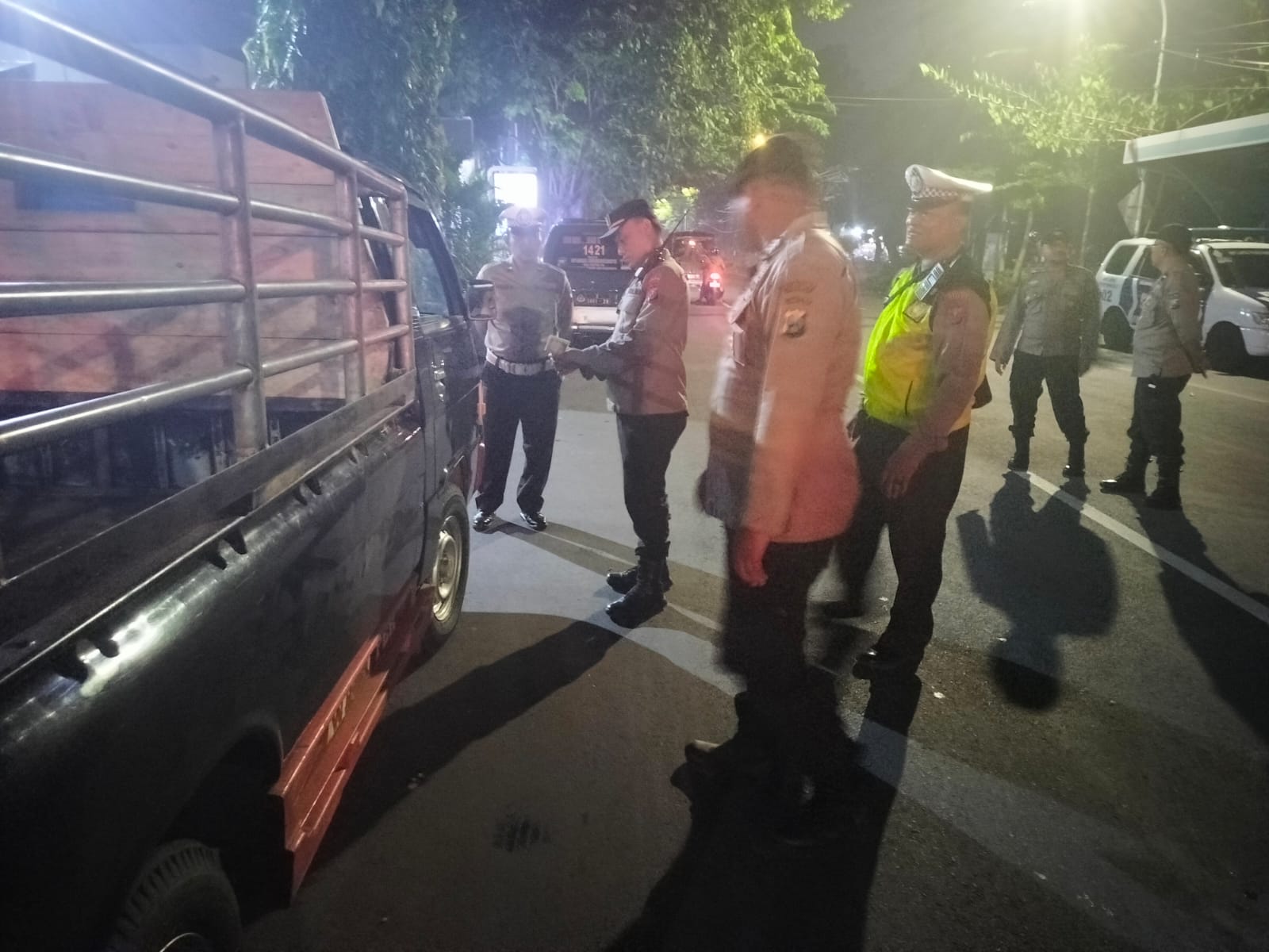 Polrestabes Surabaya lakukan pengalihan arus dan rekayasa jalan untuk antisipasi konvoi selama acara pengesahan warga baru perguruan pencak silat, Minggu (7/7). (IST)