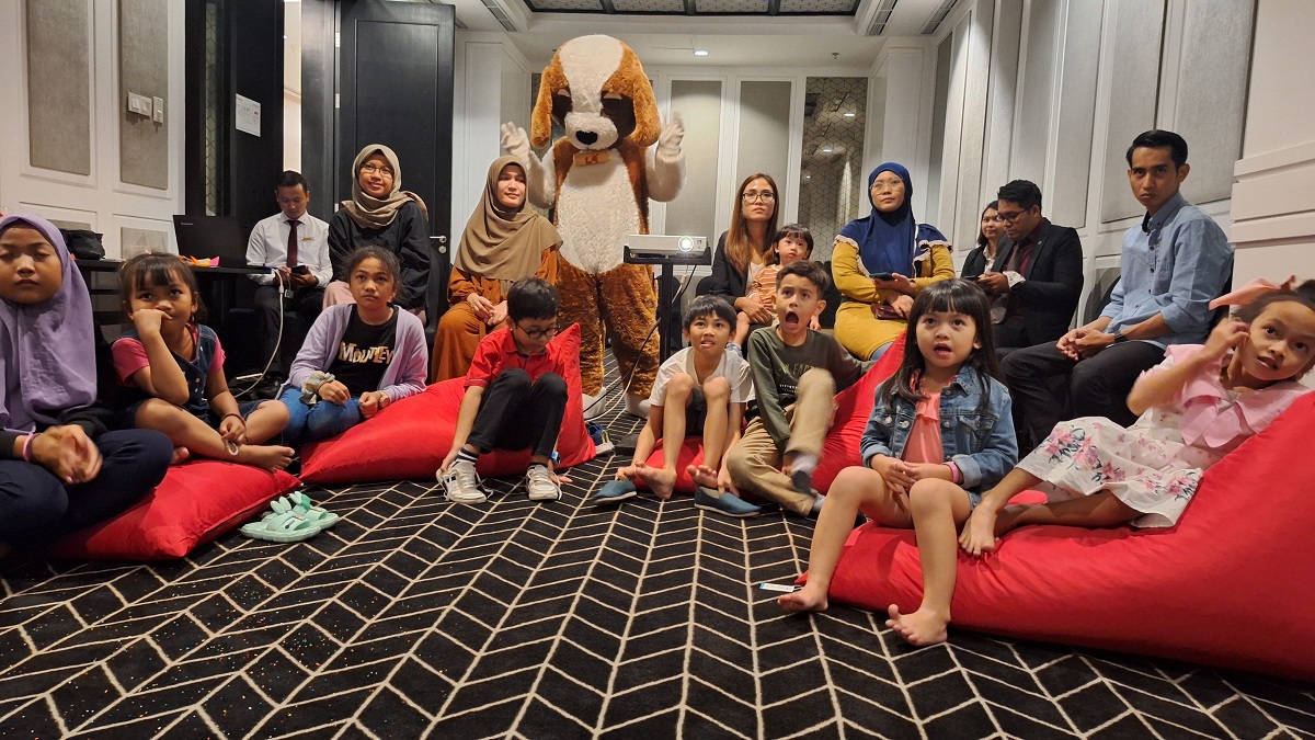 SERU: Anak-anak bersama Bernie, maskot Swiss-Belhotel International usai kids activity menonton film.