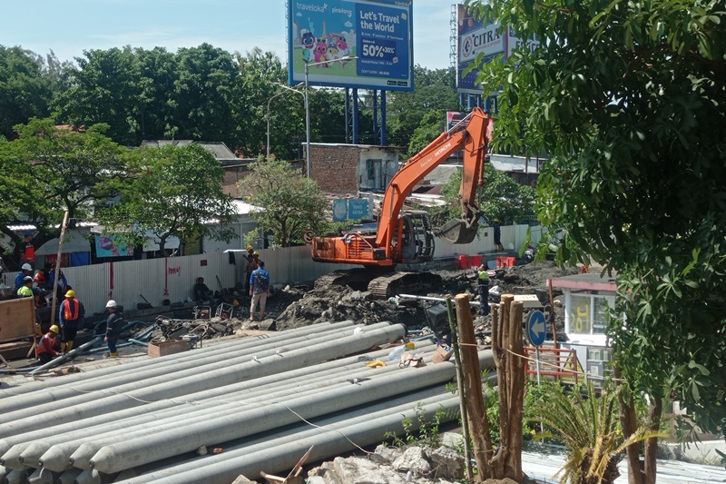 DIPERBAIKI: Pengerjaan perbaikan pipa PDAM tak jauh dari TIJ Joyoboyo, Surabaya, Minggu (7/7).