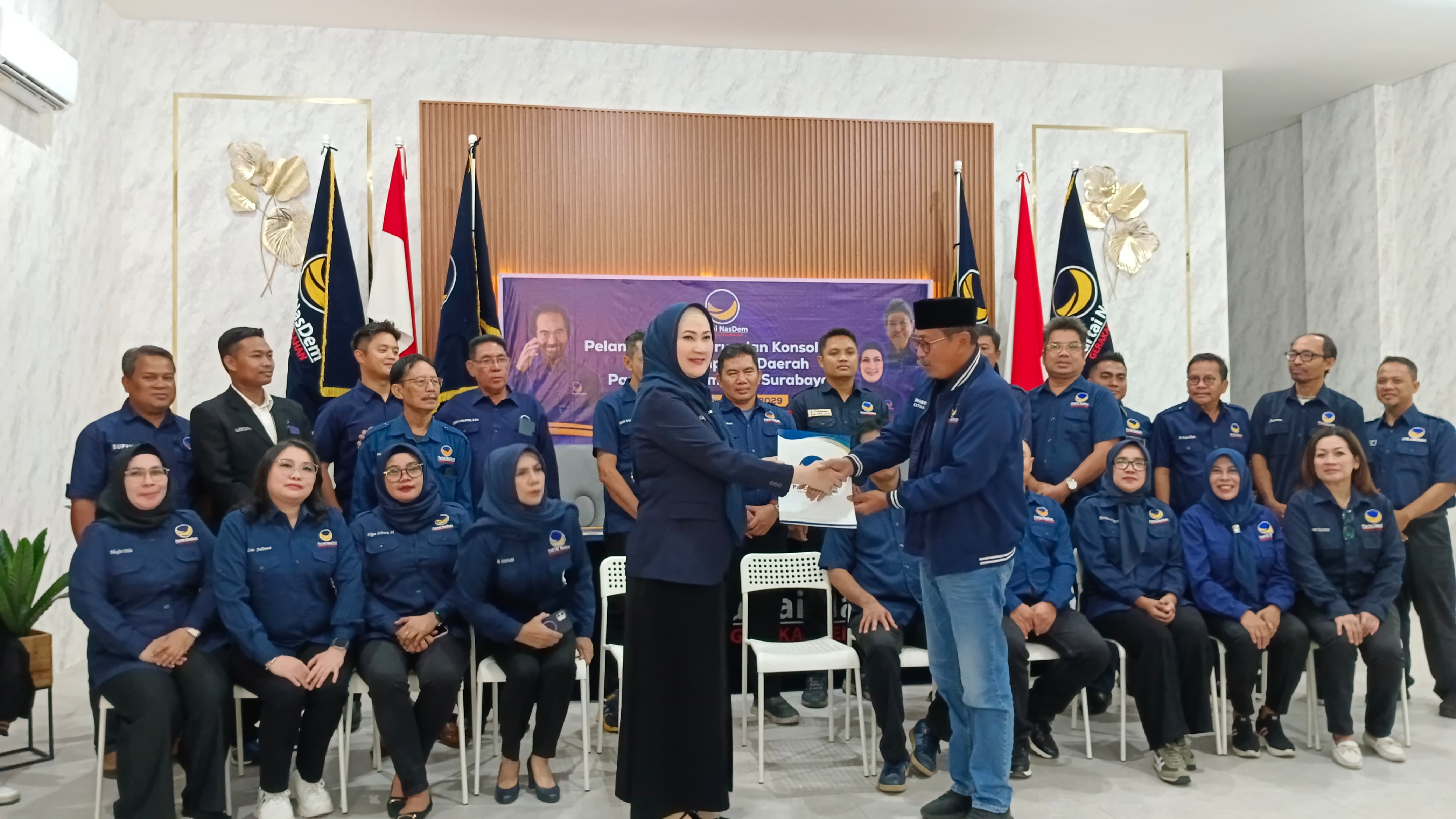 RESMI: Penyerahan SK Oleh Ketua Bappilu Partai NasDem Jatim, Suhandoyo pada Ketua DPD NasDem Surabaya Lita Machfud Arifin.