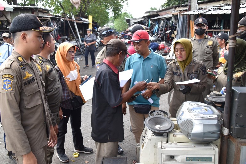 Sosialisasi dan Pendataan PKL di Pasar Loak oleh Satpol PP Surabaya.
