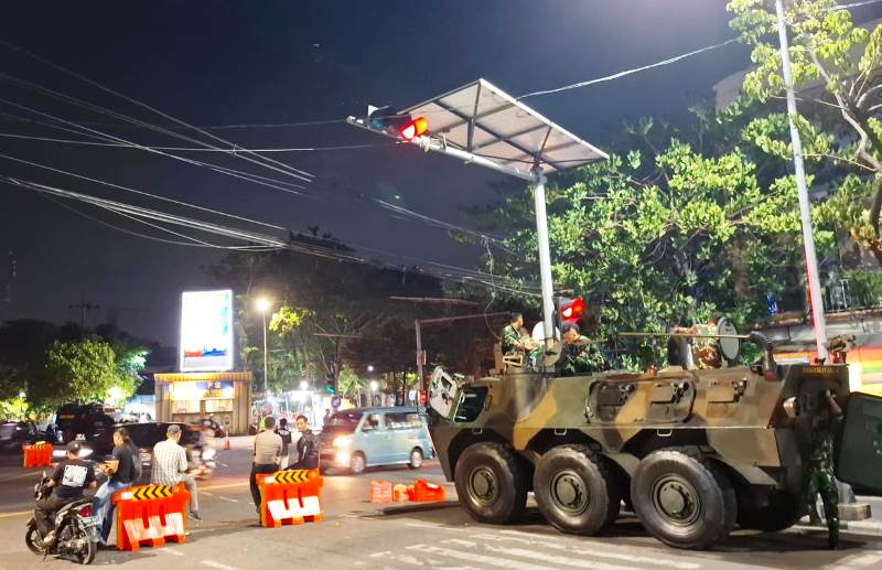 DIJAGA: Polrestabes Surabaya bersama TNI mengamankan acara pengesahan warga baru perguruan silat PSHT dengan mengerahkan mobil anoa dan baracuda.