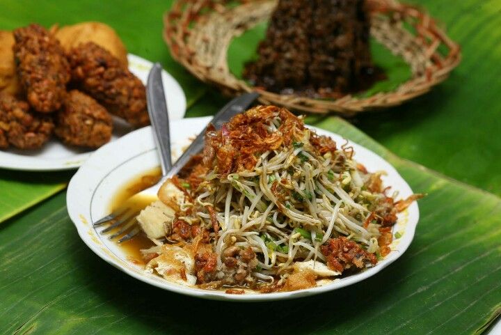 Lontong balap bagian dari budaya kuliner khas Surabaya yang banyak ditemukan di kota ini.