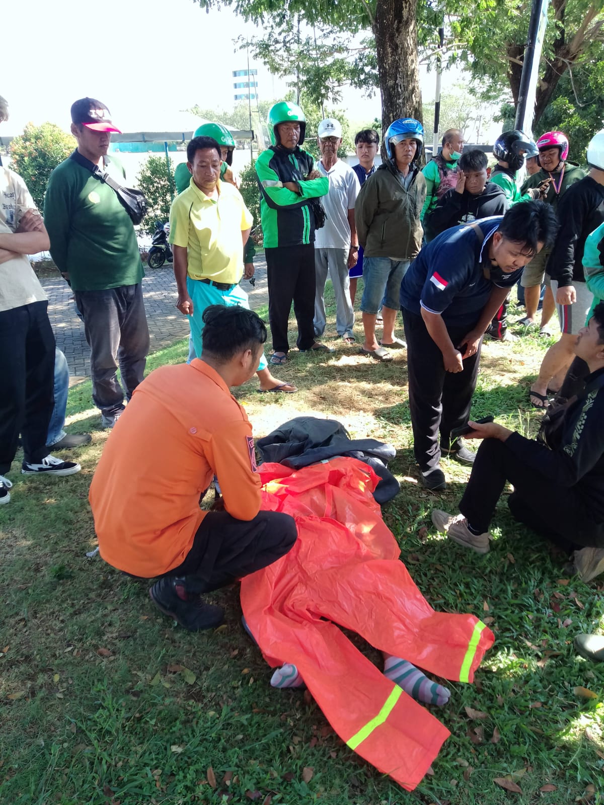 Korban Henny L, 49, tergeletak meninggal dunia di pinggir Jalan Kampus Unesa, Selasa (9/7). (IST)