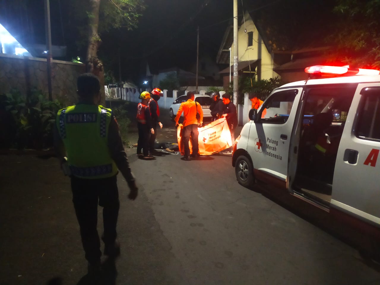 Korban Mr X saat dievakuasi petugas ke rumah sakit. Ia mengendarai sepeda motor Honda CBR 150R diduga menabrak pohon. (IST)