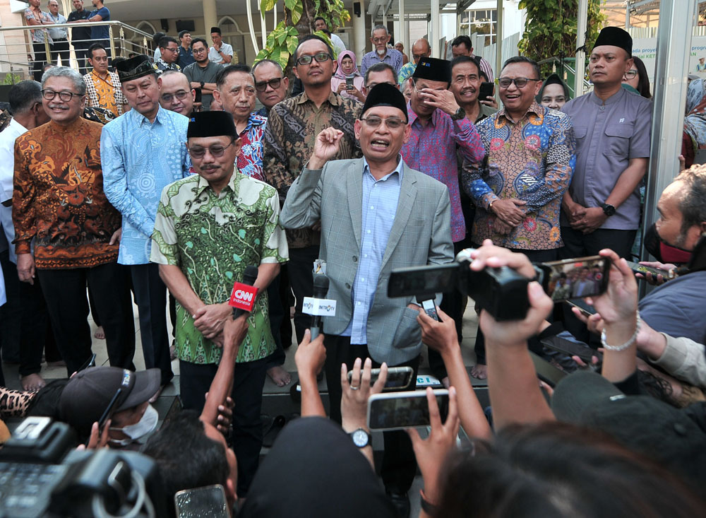 AKTIF LAGI: Rektor Unair Prof M Nasih (kanan) bersama Dekan FK Unair yang telah ditugaskan kembali Prof Budi Santoso memberikan keterangan kepada para jurnalis selepas menunaikan salat Ashar.