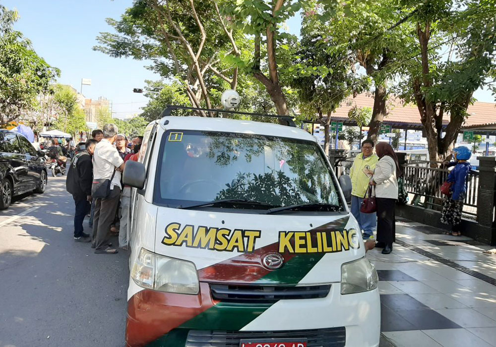 Mobil SAMSAT keliling Surabaya siap melayani perpanjangan STNK dan pembayaran pajak kendaraan.