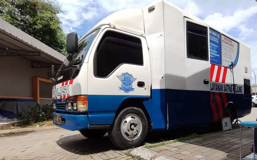 MOBILE: Layanan mobil Satpas SIM Keliling Surabaya.