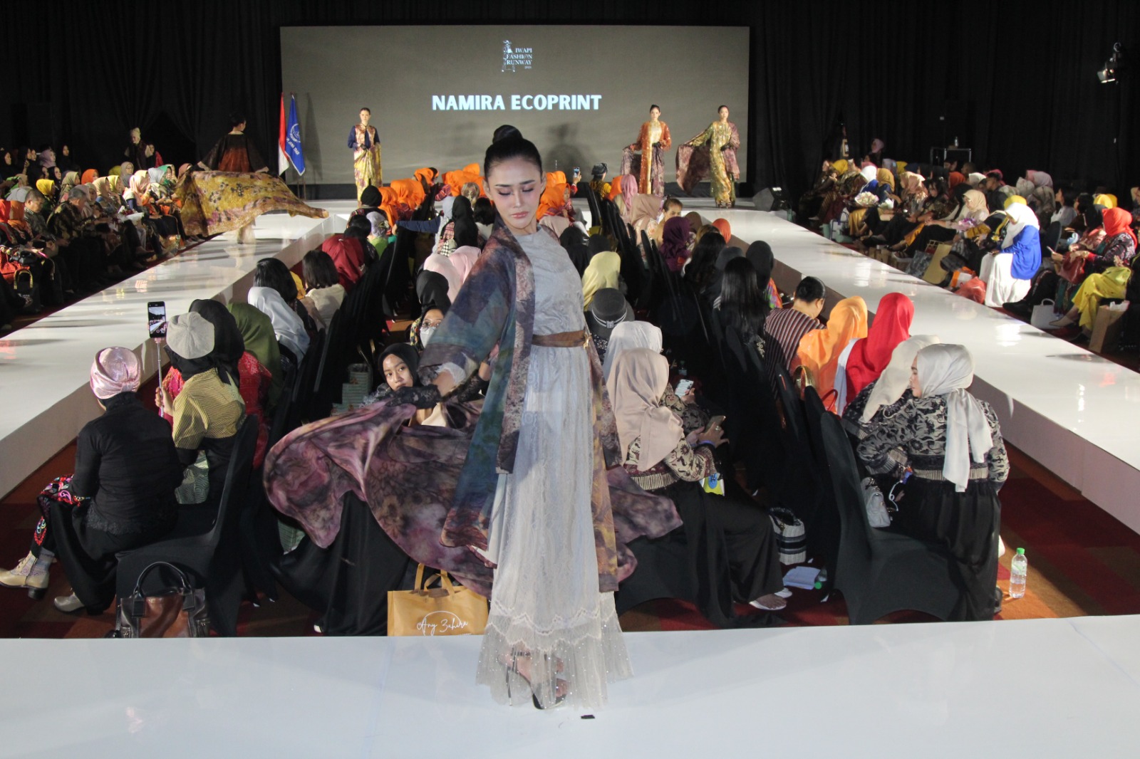 Koleksi terbaru Namira Ecoprint yang mengkombinasikan ecoprint dengan bordir yang ditampilkan di IWAPI Fashion Runway 2024 di Dyandra Convention Hall, Rabu (10/7).
