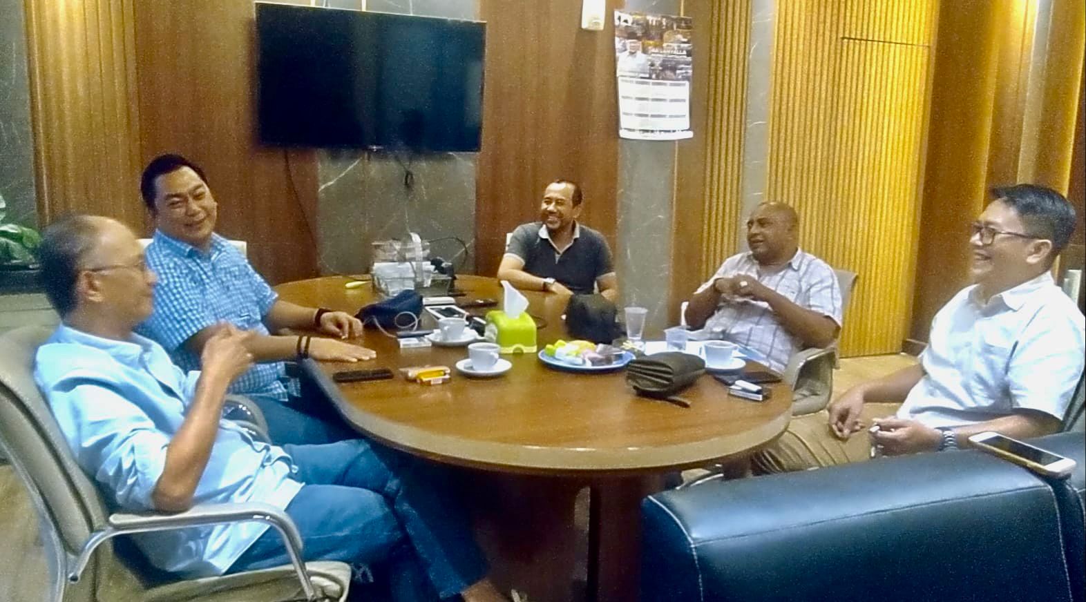Diskusi antara asosiasi pengrajin kulit Jatim dan asosiasi pengrajin perak Jatim dengan ketua dan pengurus Kadin Jatim di Grha Kadin Surabaya.