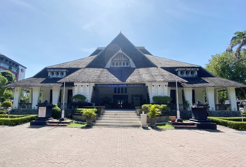 Sebelum digunakan sebagai Perpustakaan BI Surabaya, gedung ini pernah dipakai sebagai Museum Mpu Tantular yang kemudian pindah ke Sidoarjo.
