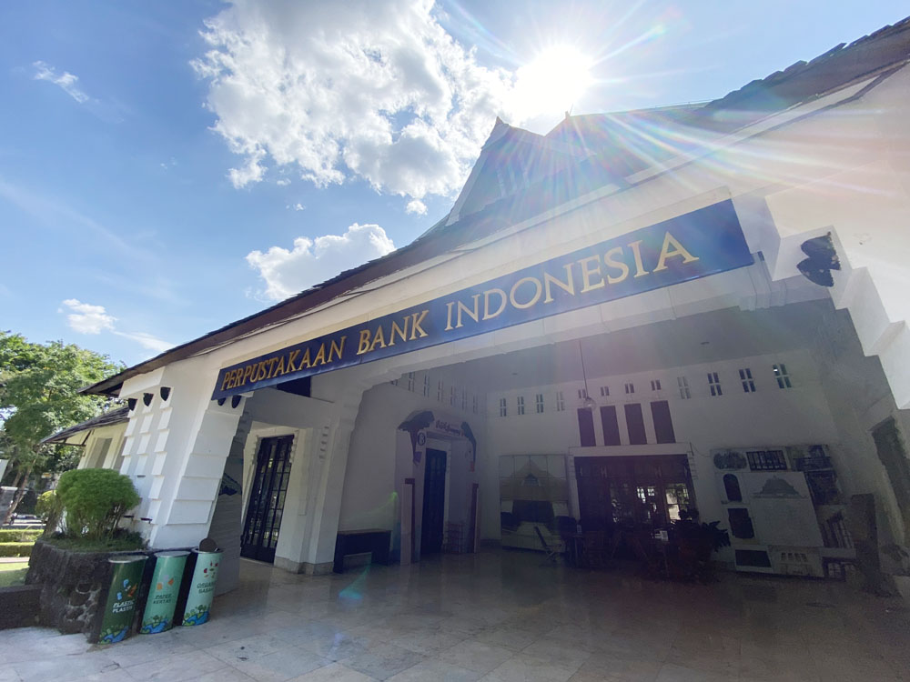 Perpusatakaan Bank Indonesia di Jalan Mayangkara, Wonokromo, Surabaya, yang menempati gedung cagar budaya.