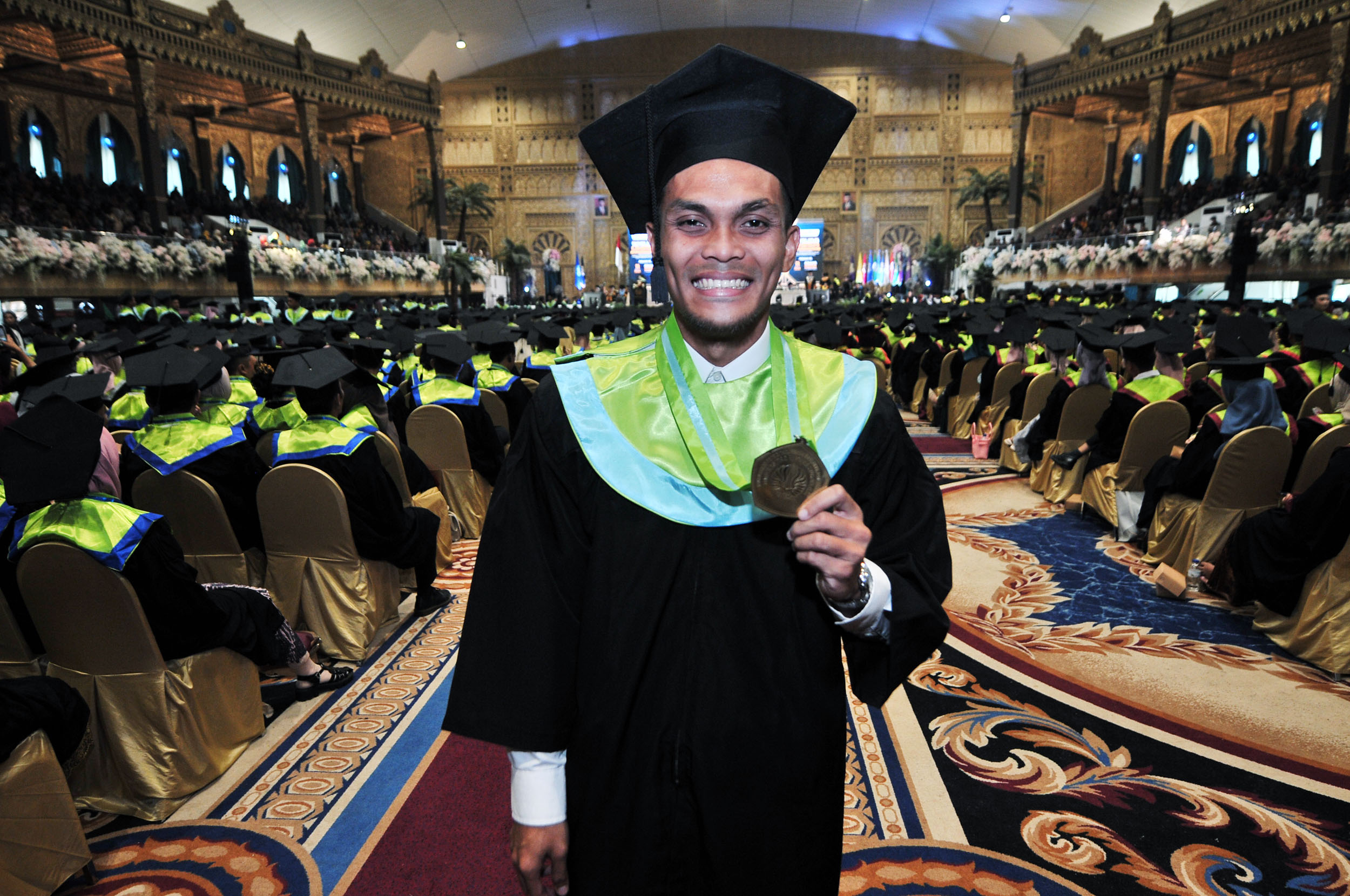 Rachmat Irianto atau akran disapa Rian saat wisuda S1 di Graha Unesa. (ANDY SATRIA/RADAR SURABAYA)