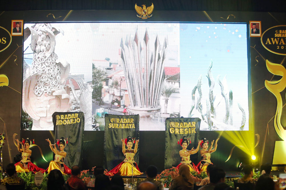 TARIAN PEMBUKA: Penari dari Pusat Olah Seni Budaya Mulyo Joyo Enterprise dengan tarian yang menggambarkan Radar Surabaya, Radar Gresik, dan Radar Sidoarjo, Jumat (12/7) malam.