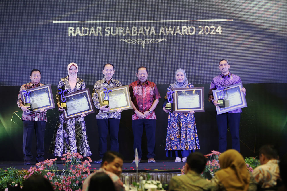 PENERIMA PENGHARGAAN: Direktur Radar Surabaya Lilik Widyantoro berfoto bersama para penerima Radar Surabaya Awards 2024 Kategori Kesehatan di Vasa Hotel Surabaya, Jumat (12/7) malam.