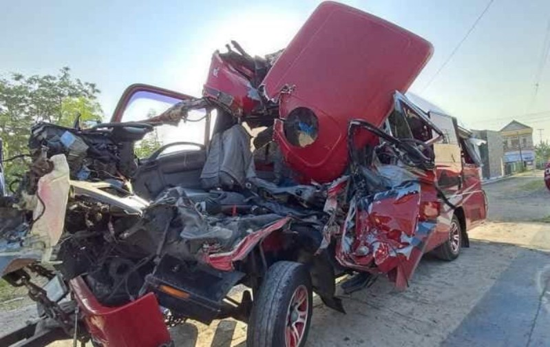 Kondisi Isuzu Elf yang ringsek dan rusak parah usai menabrak truk dari belakang di Tol Solo-Ngawi.