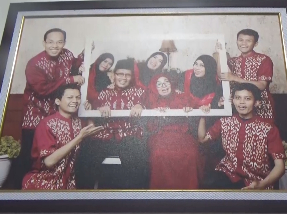 Repro foto Abdul Manan dan keluarga besarnya.