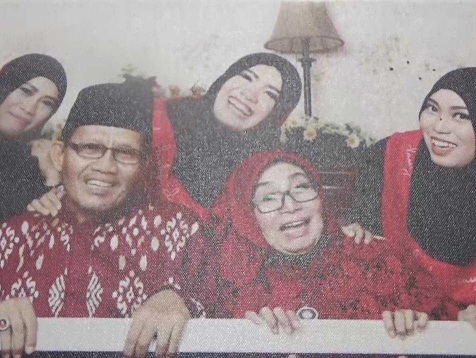 BERDUKA Foto kenangan Abdul Manan saat bersama anak dan istrinya yang tertempel di dinding rumah almarhum.