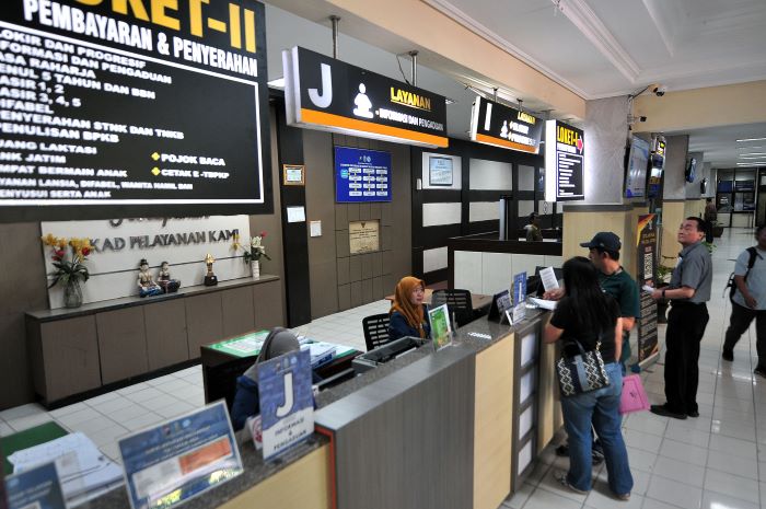 BAYAR: Bapenda Jatim memberikan waktu satu bulan 17 hari dalam program kebijakan pembebasan pajak daerah kendaraan bermotor. (ANDY SATRIA/RADAR SURABAYA)