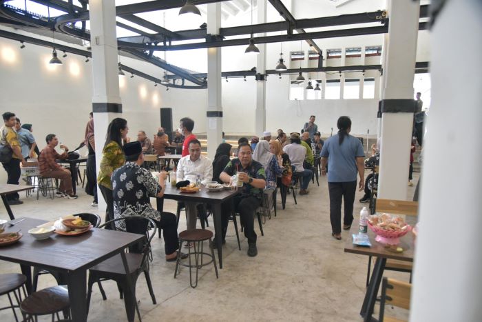 KEBERSAMAAN: Wali Kota Surabaya Eri Cahyadi bersama jajaran OPD Pemkot Surabaya menikmati makan siang di Serambil Ampel, Jumat (12/7). (SURABAYA.GO.ID)