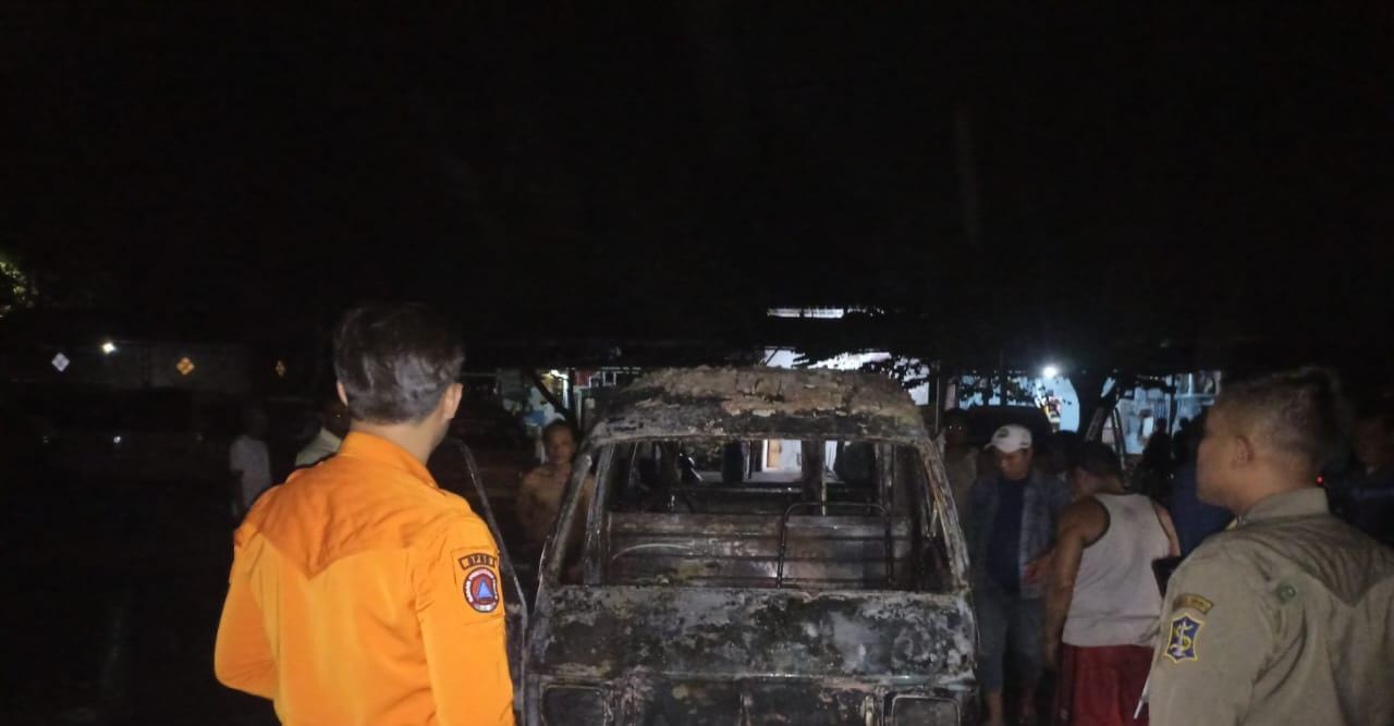 Angkot milik Hasan hangus terbakar di Terminal Kenjeran, Surabaya. Diduga kebakaran disebabkan korsleting listrik. (IST)