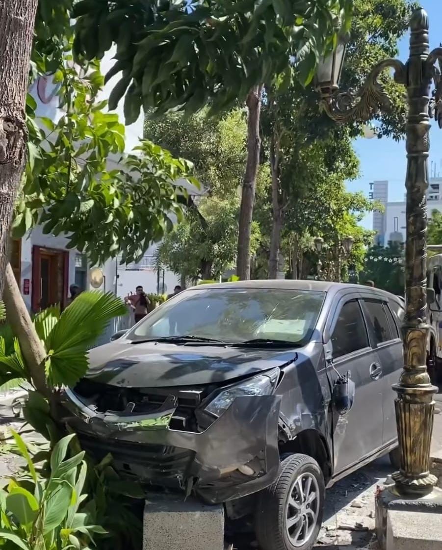 Mobil yang dikemudikan AW warga Sukodono, Sidoarjo, naik ke jalur pedestrian Jalan Tunjungan, Surabaya. (IST)