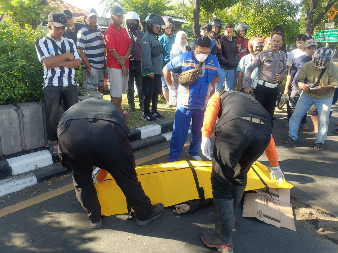 Pengendara motor meninggal dunia setelah menabrak pot di Jalan Demak, Surabaya. (IST)