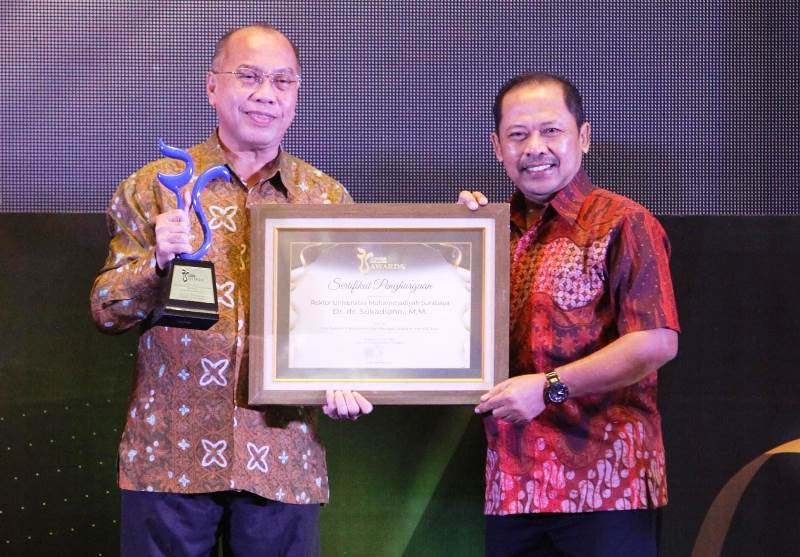 PENGHARGAAN: Rektor Universitas Muhammadiyah Surabaya, Dr. dr. Sukadiono., M.M., saat menerima penghargaan Radar Surabaya Award 2024 dari Lilik Widyantoro, Direktur Radar Surabaya.