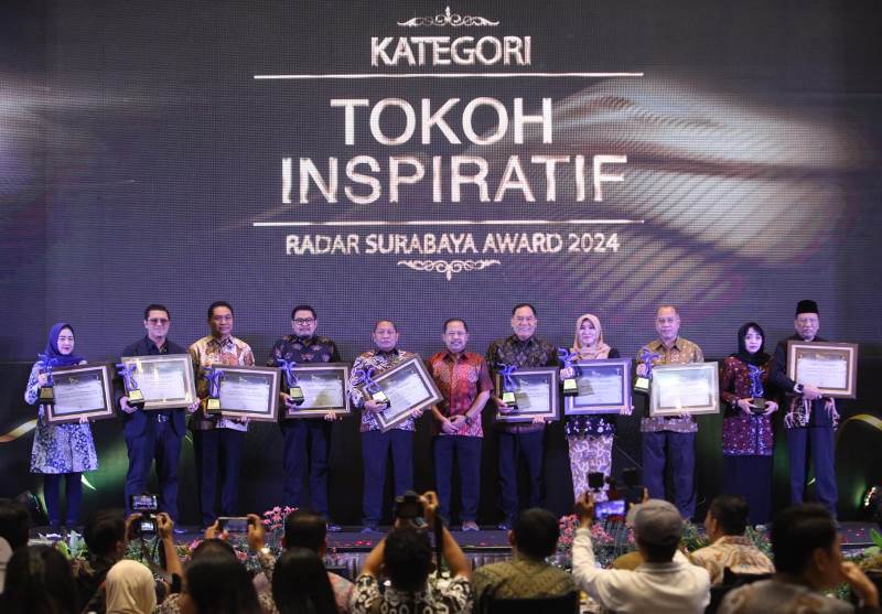 TOKOH INSPIRATIF: Rektor Universitas Muhammadiyah Surabaya, Dr. dr. Sukadiono., M.M., (tiga dari kanan) bersama para penerima Radar Surabaya Awards 2024 dari kategori Tokoh Inspiratif.