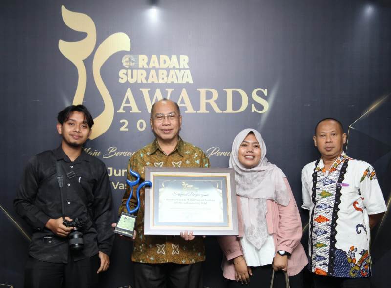 KOMPAK: Rektor Universitas Muhammadiyah Surabaya, Dr. dr. Sukadiono., M.M., bersama tim usai menerima penghargaan Radar Surabaya Award 2024, Jumat (12/7) di Hotel Vasa Surabaya.
