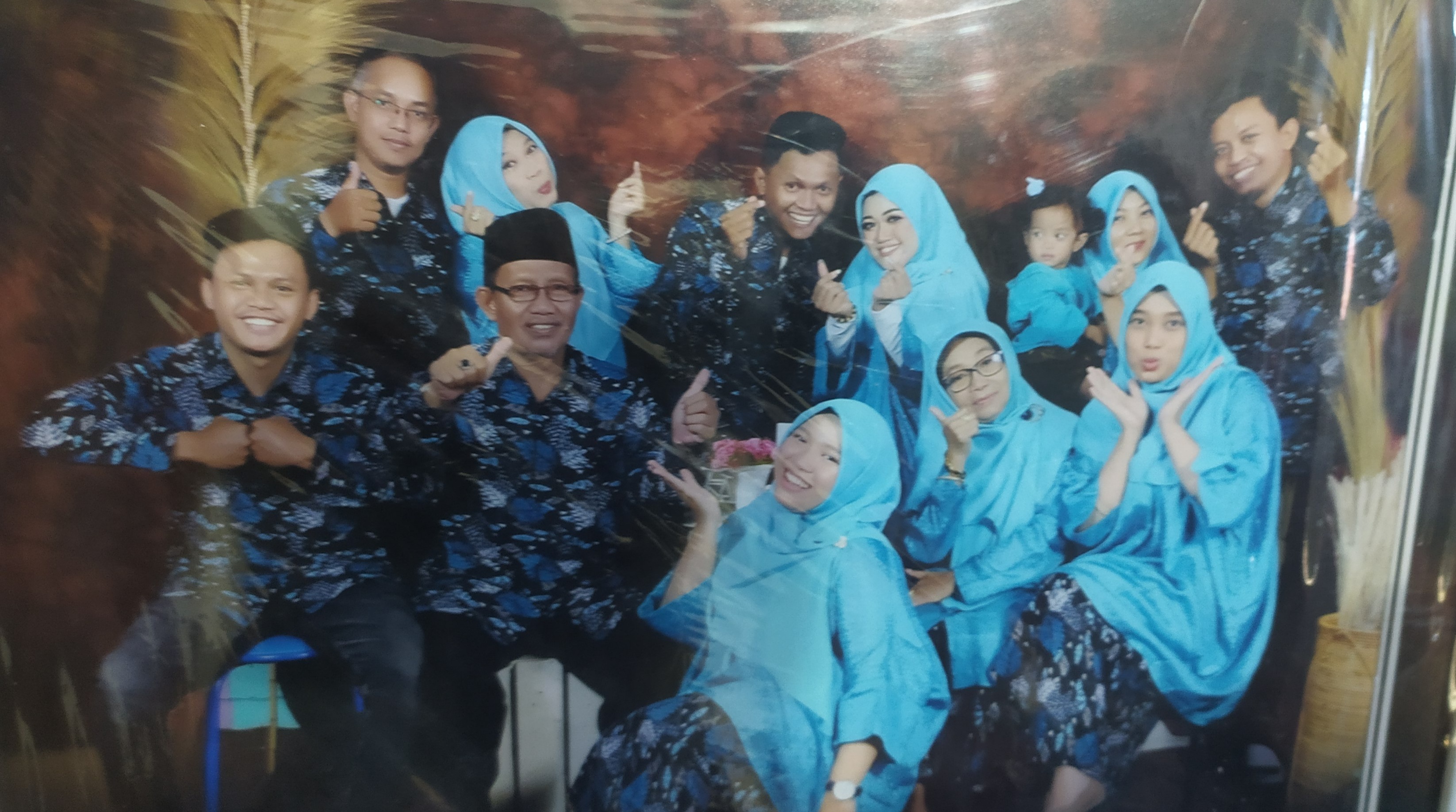 Achmad Rofiuzein (duduk, pojok kiri) bersama keluarga besar Abdul Manan, abahnya, yang juga meninggal dunia. (IST)