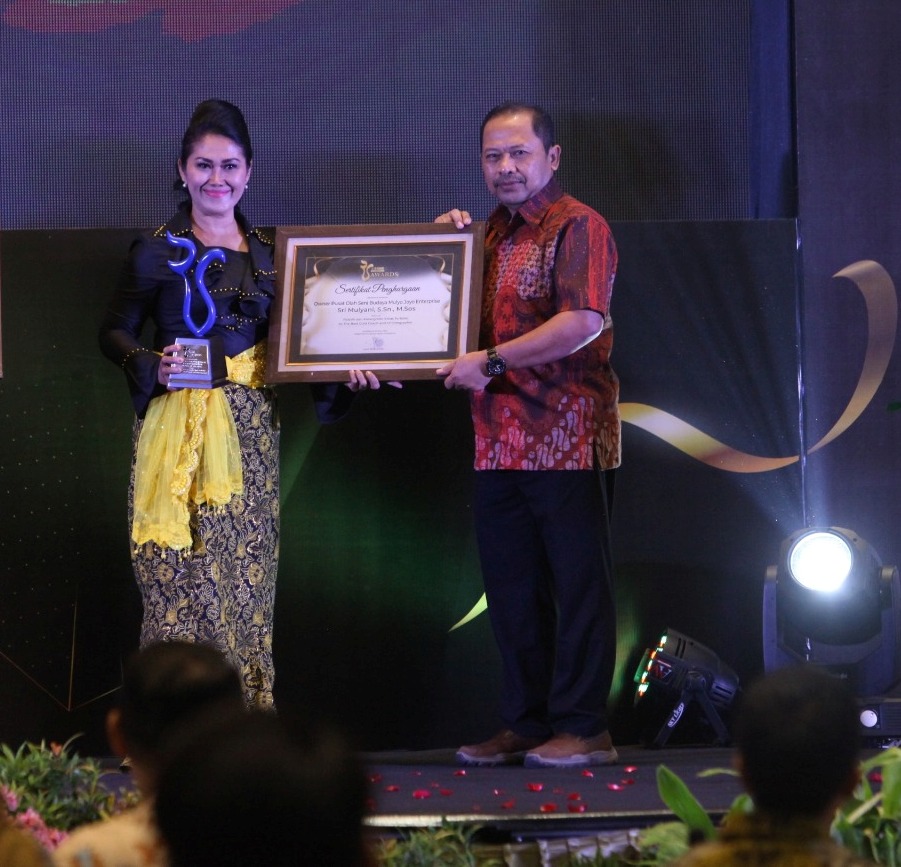 Sri Mulyani menerima penghargaan Radar Surabaya Award 2024 dari Direktur Radar Surabaya Lilik Widyantoro. (SURYANTO/RADAR SURABAYA)