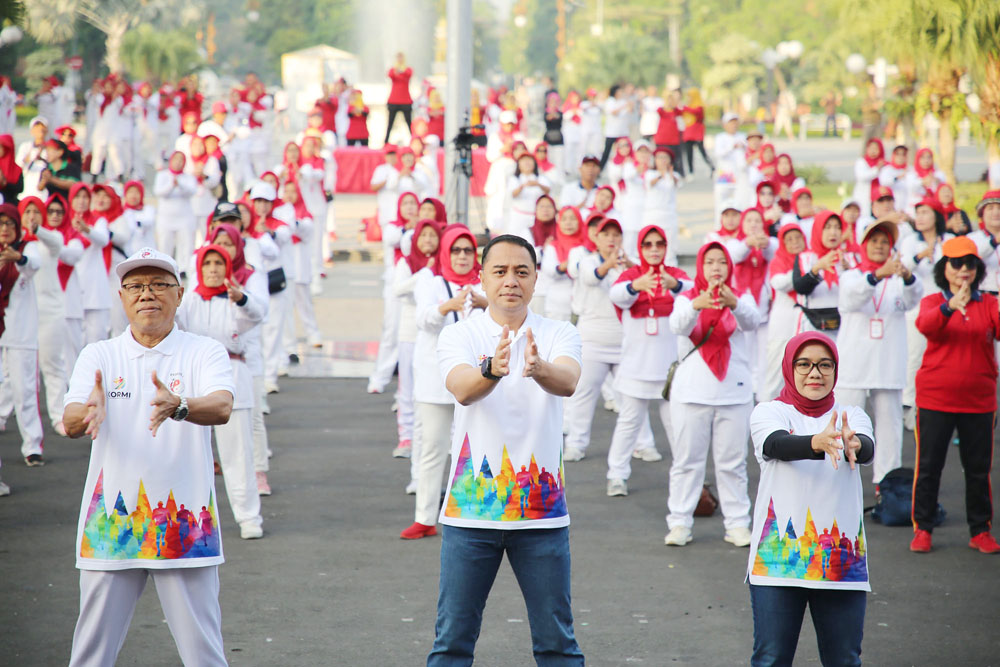 Wali Kota Surabaya Eri Cahyadi bersama Ny. Rini Indriyani saat mengikuti senam bersama di halaman Balaikota Surabaya, Minggu (14/7).